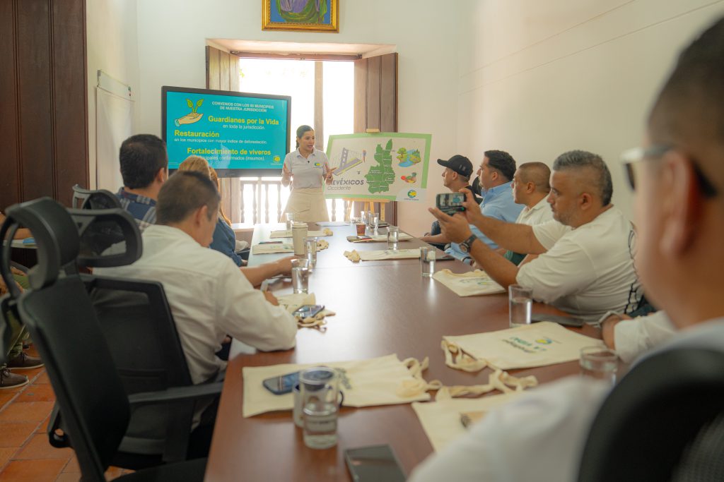 Directora Corantioquia reunida con aliados estratégicos.